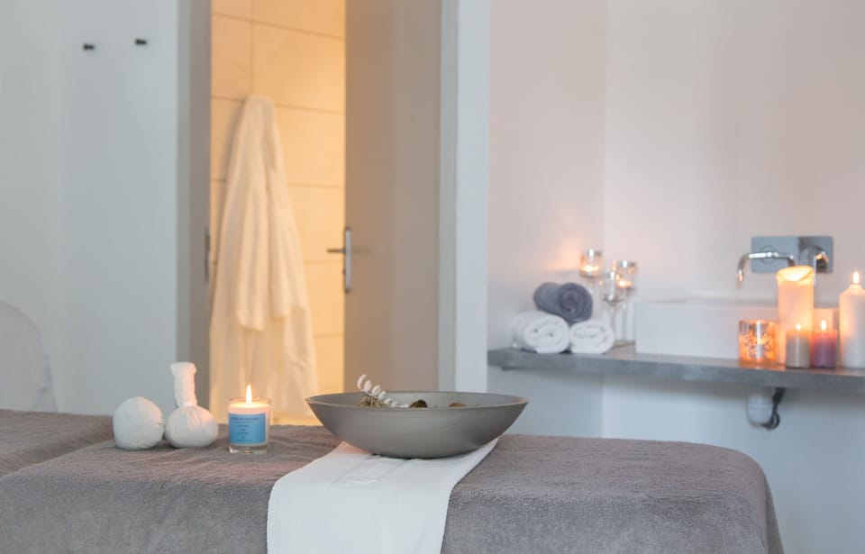 Sauna, steam room, prenatal massages, 2 treatment rooms, massages