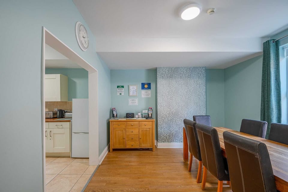 32-inch flat-screen TV with digital channels, TV