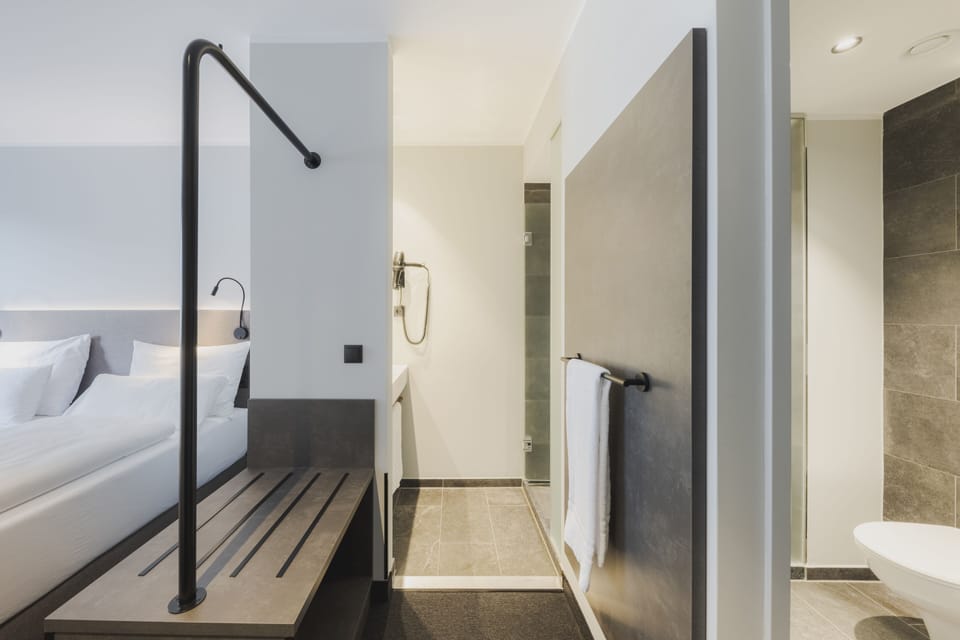 Deluxe Room | Premium bedding, in-room safe, desk, laptop workspace