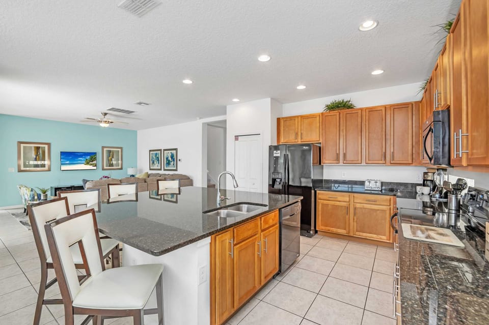 Apartment (6 Bedrooms) | Private kitchen | Fridge, microwave, oven, stovetop