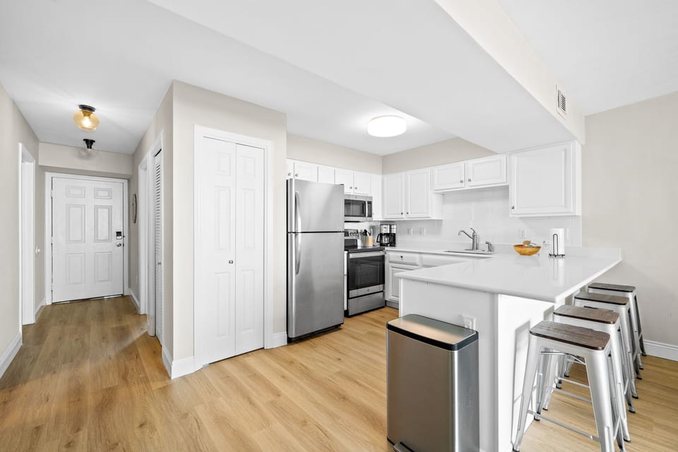 Kitchen peninsula with 4 barstool seats