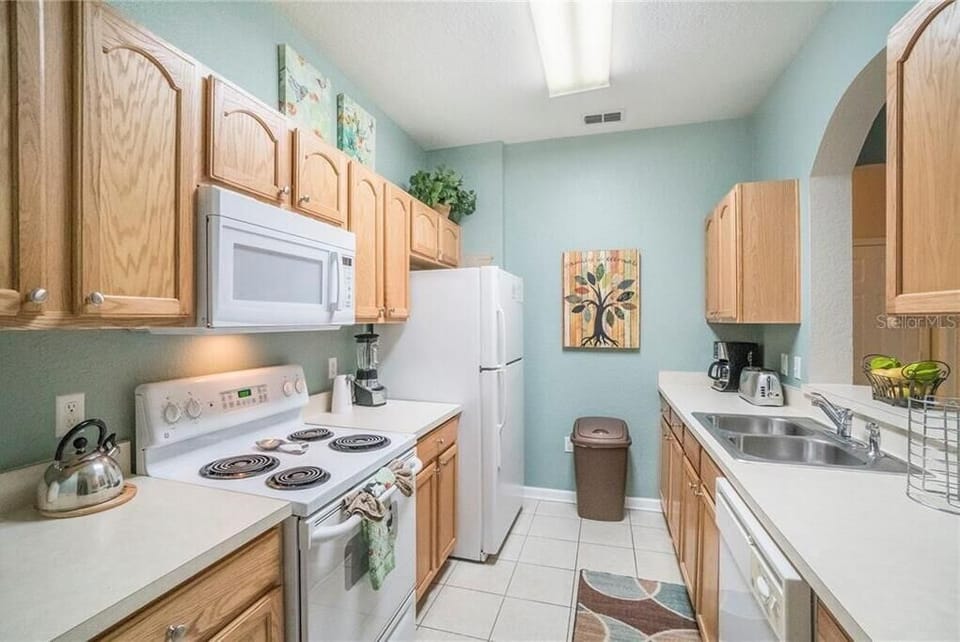 Fully equipped Kitchen with programmable coffee maker