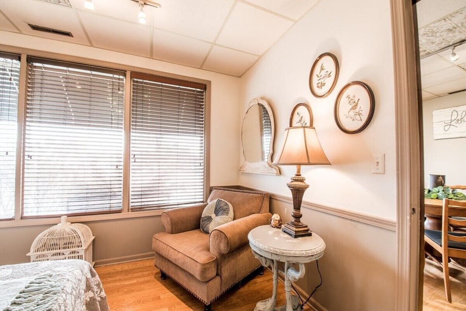 Sitting area in downstairs queen room