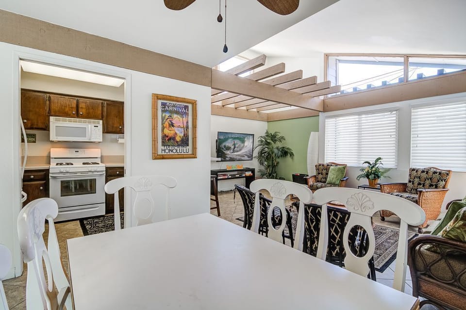 The dining area, conveniently located off of the kitchen and living area, seats 6.
                