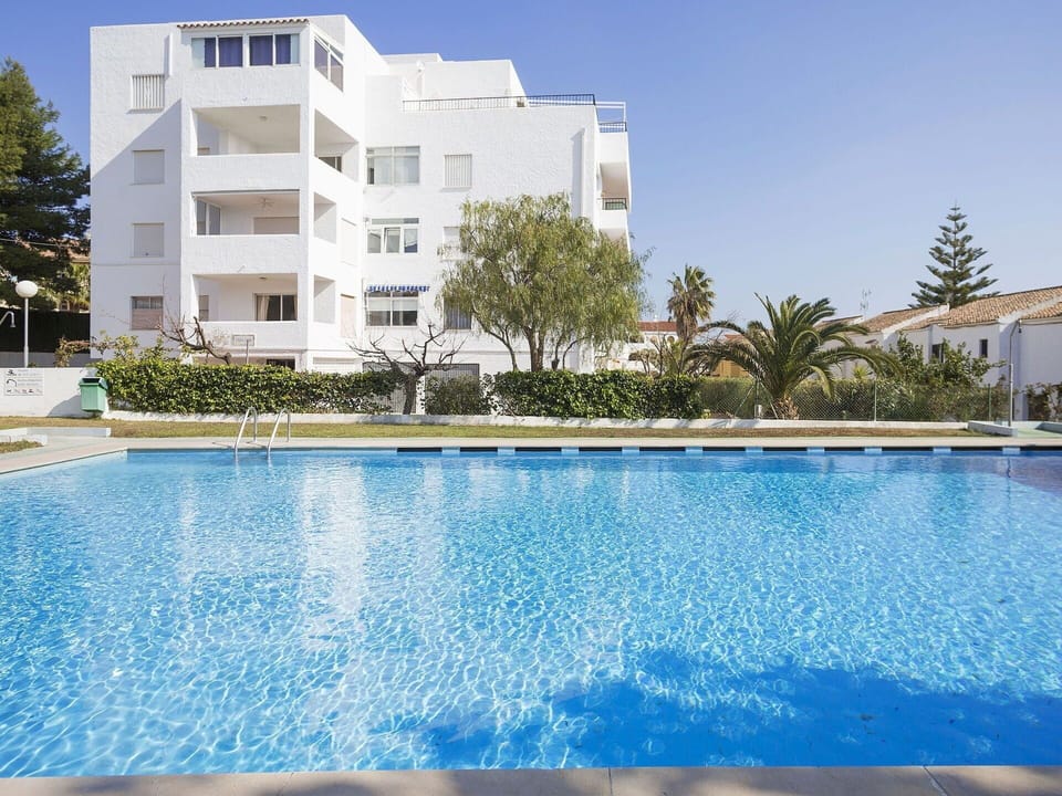Water, Plant, Building, Sky, Daytime, Swimming Pool, Blue, Azure, Tree, House