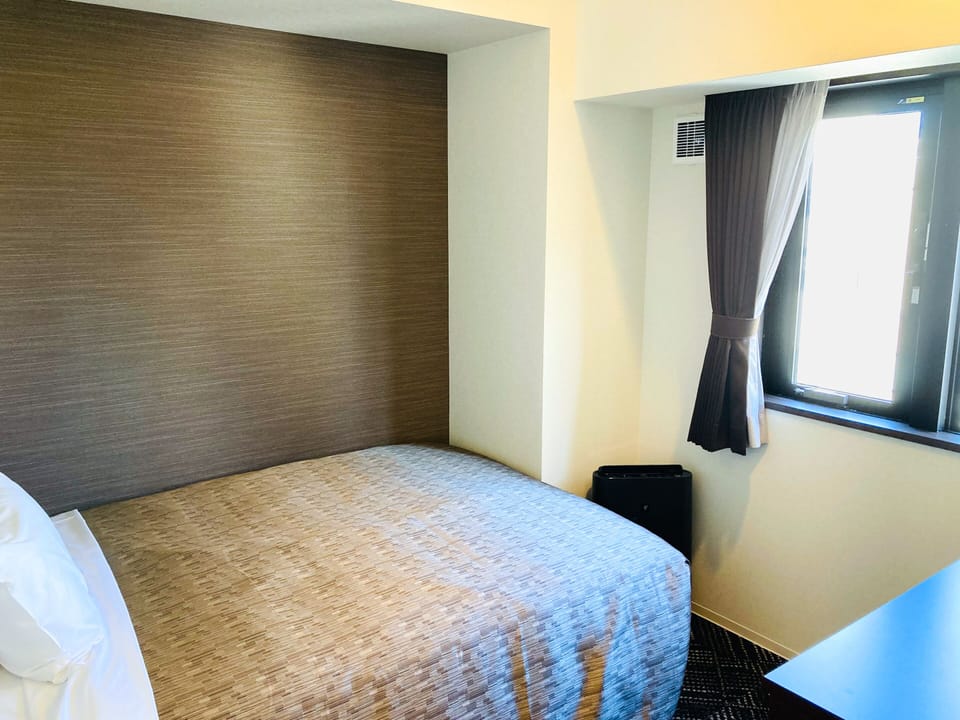 Premium bedding, desk, iron/ironing board, free WiFi