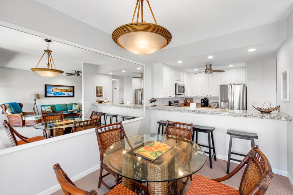 Dining/bar/kitchen