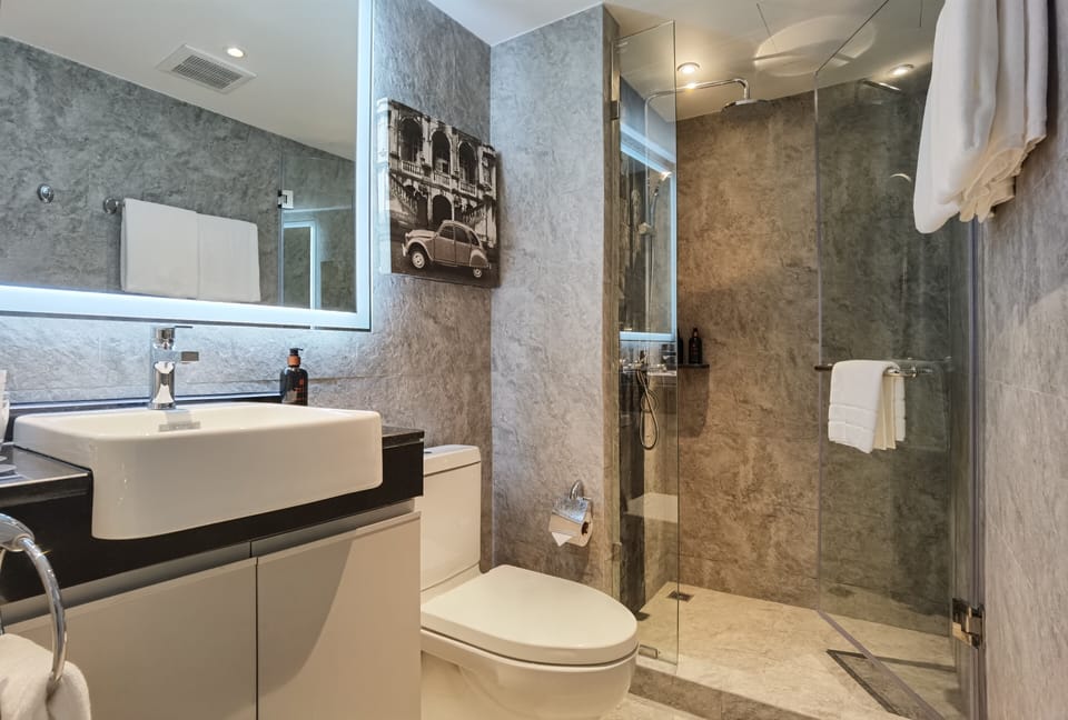 COZY TWIN | Bathroom | Free toiletries, hair dryer, bidet, towels
