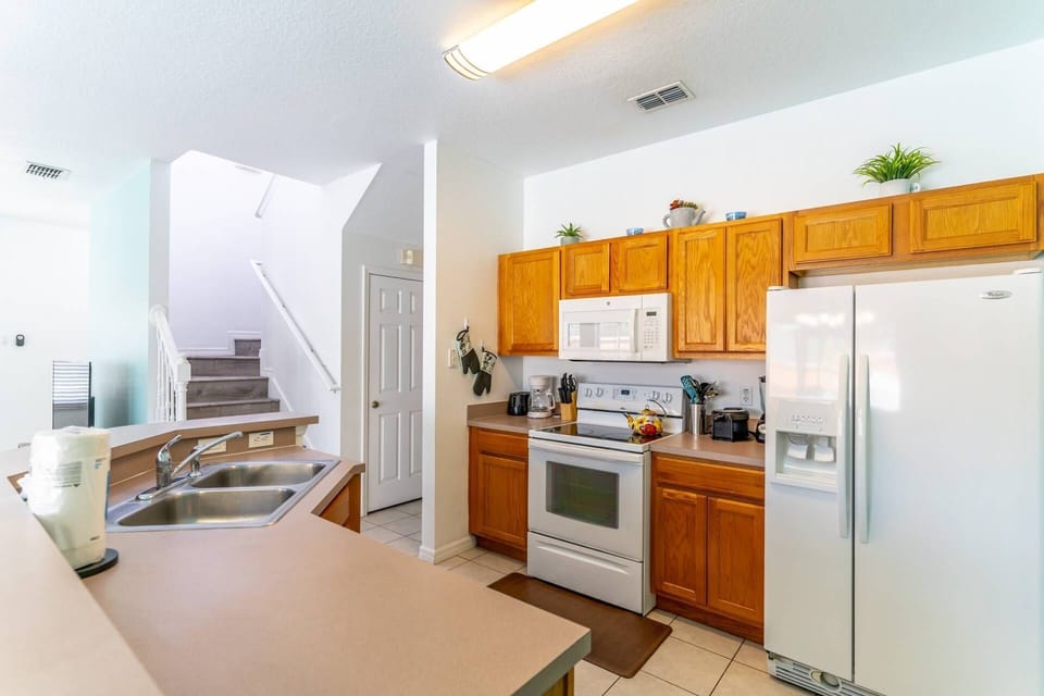 Fully equipped kitchen with all major appliances