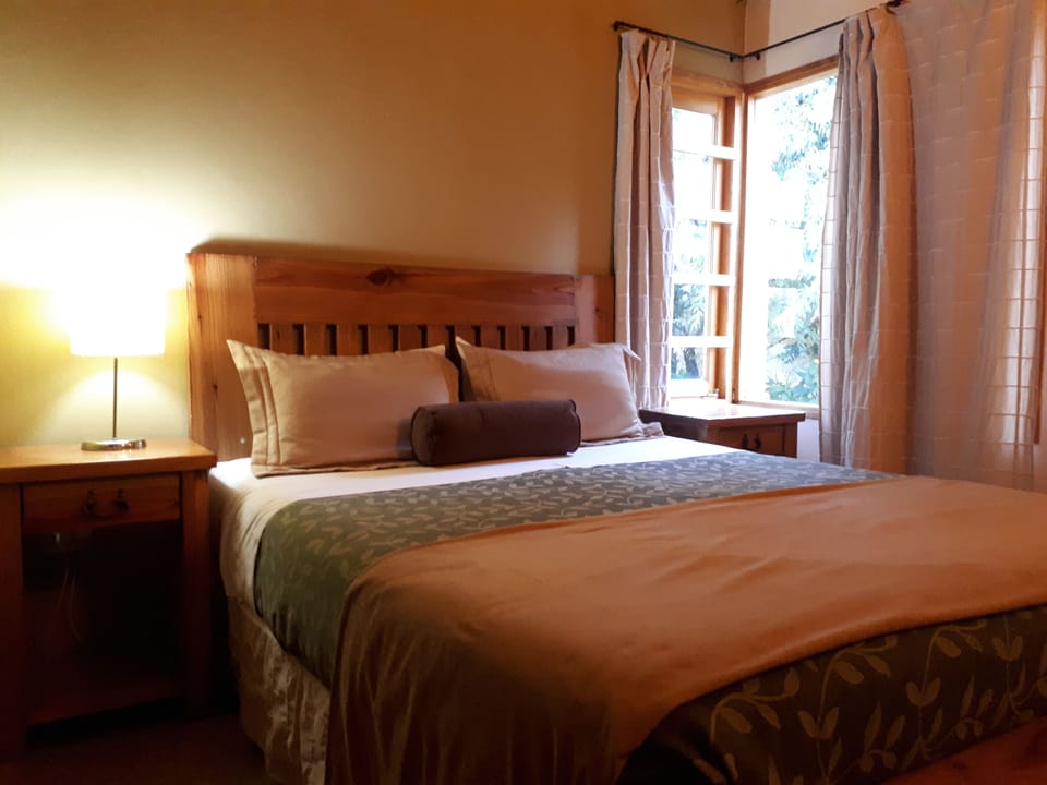 Bungalow | 1 bedroom, in-room safe, desk, blackout drapes