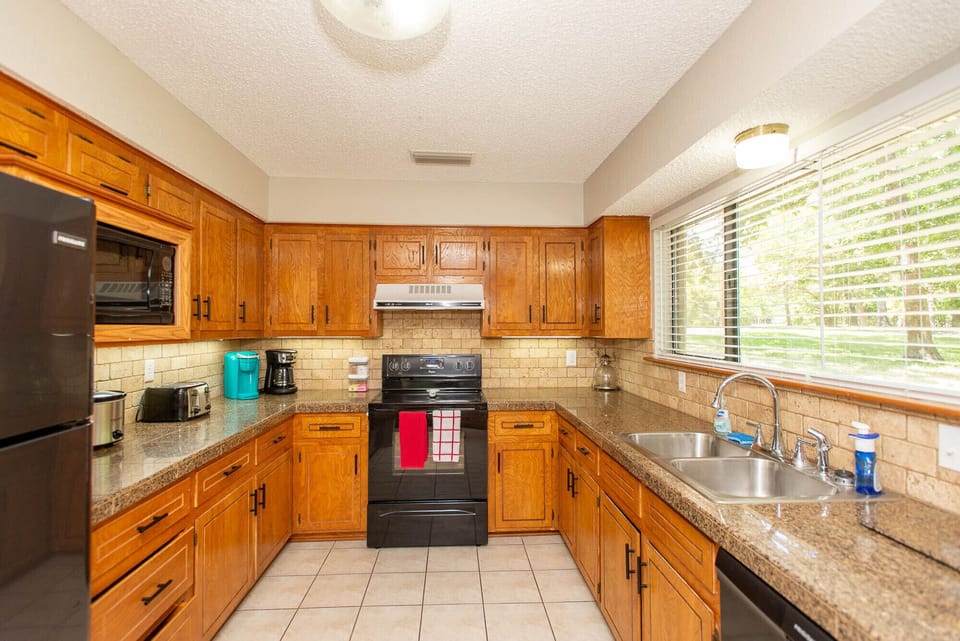 Nicely updated kitchen with all the appliances you need.