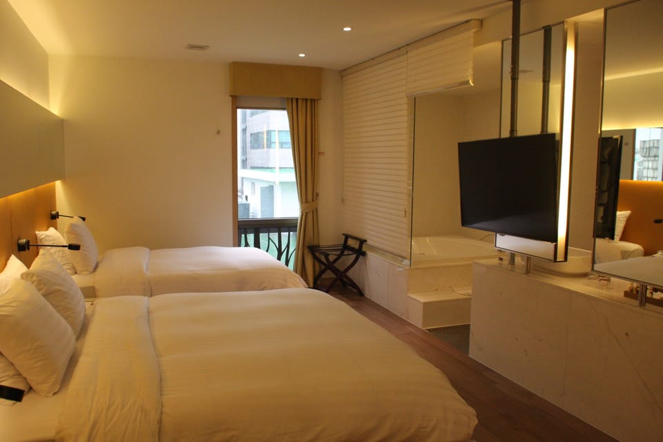 Deluxe Twin Room, Bathtub (check-in available until 11 pm) | Premium bedding, down comforters, Select Comfort beds