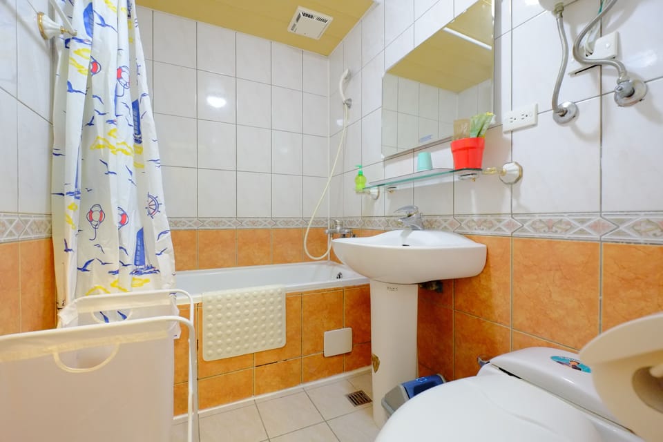 Combined shower/tub, deep soaking tub, rainfall showerhead
