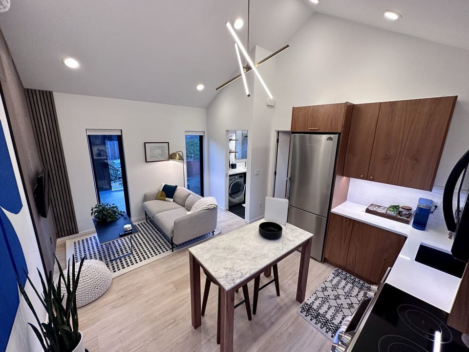 All the amenities for a long or short stay. Enjoy a full kitchen and living area. 