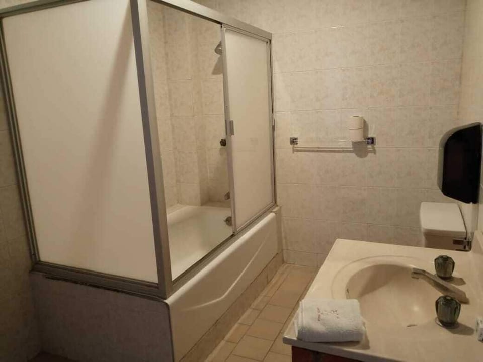 Family Room | Bathroom | Shower