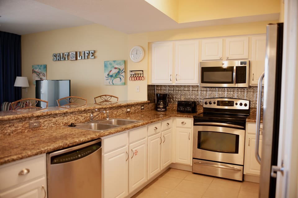 Fully equipped kitchen, stainless steel appliances

