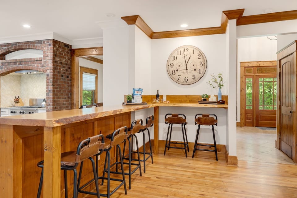 Kitchen | Bar Seating | Seating for 6