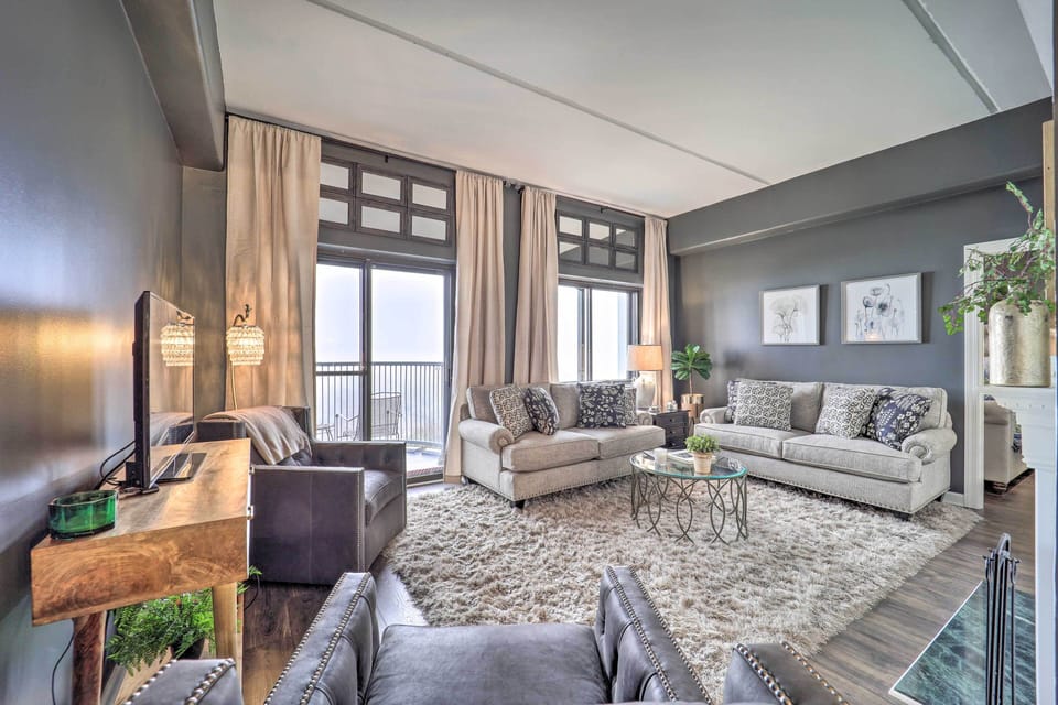Living Room | Flat-Screen TV | Free WiFi