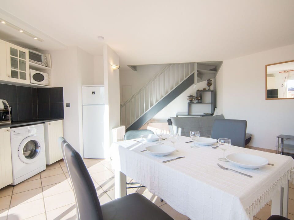 Furniture, Cabinetry, Table, Building, Chair, Kitchen Appliance, Tablecloth, Flooring, Floor, Wood