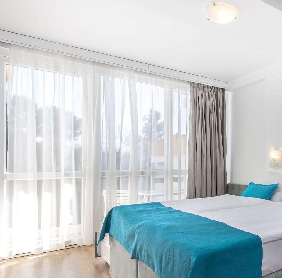 Desk, free cribs/infant beds, free WiFi, bed sheets