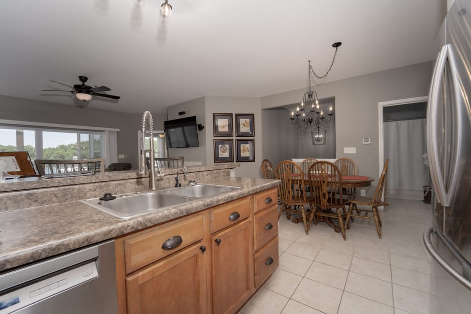 Kitchen with breakfast bar