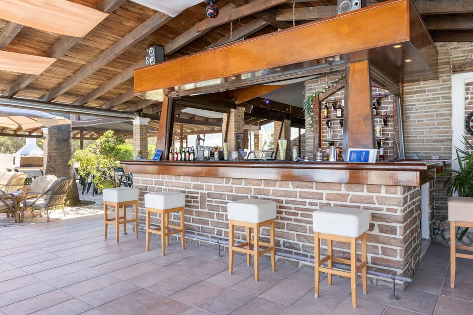 Poolside bar