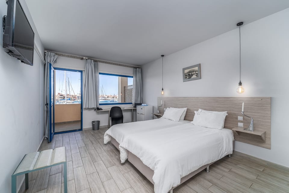 Premium Room | In-room safe, WiFi (free), bed sheets