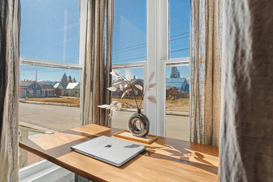 【Workspace】 Standing desk with WiFi — remote work between ski runs