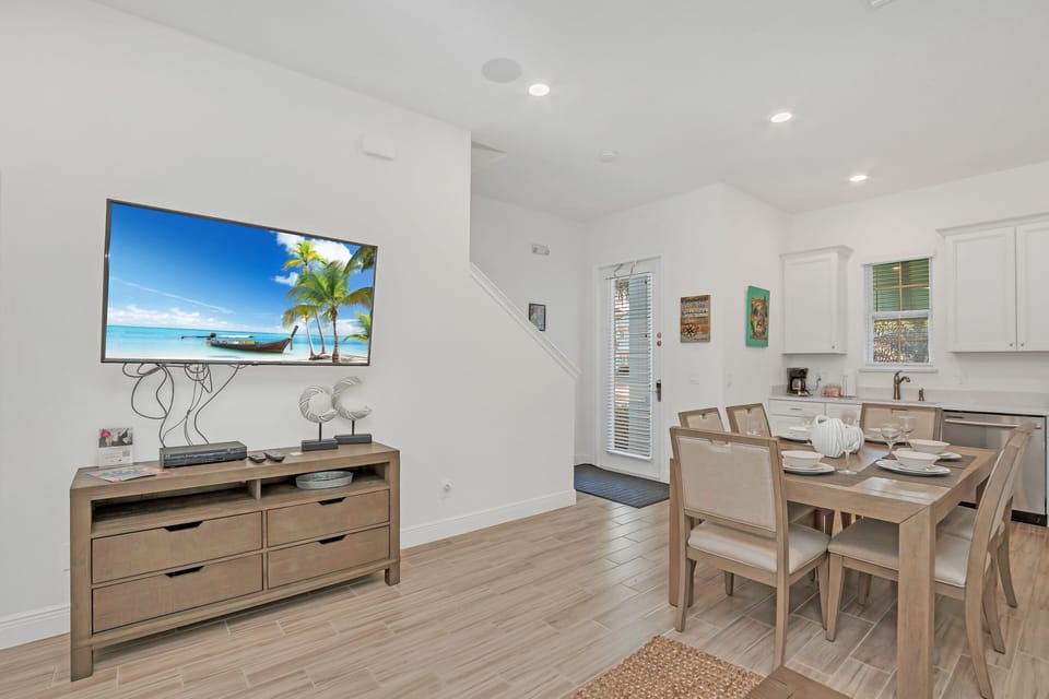 Elite dinning area of the apartment in Four Corners. - Beautiful window facing dinning area of the apartment - Elite 6 persons dinning - Stunningly located large windows with mesmerizing views - Majestic decored space with beautiful paintings