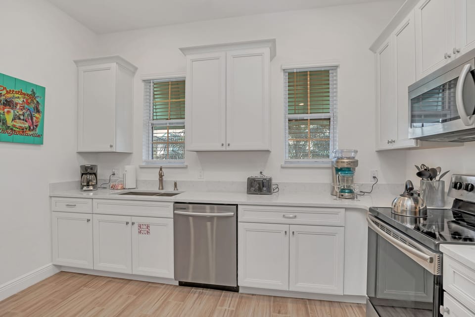 Fully equipped kitchen of the apartment in Four Corners. - Availability of all kitchen accessories - Large amount of storage - Sufficient space to work according to your ease - Excellent bright space of apartment - Availability of high chairs
