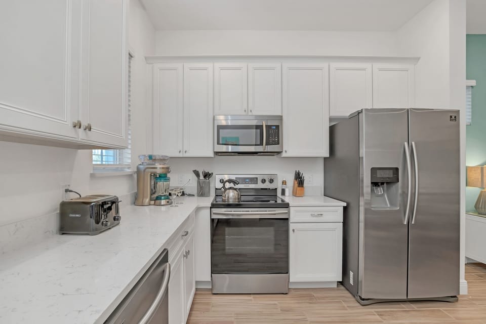 Fully equipped kitchen of the apartment in Four Corners. - Availability of all kitchen accessories - Large amount of storage - Sufficient space to work according to your ease - Excellent bright space of apartment - Availability of high chairs