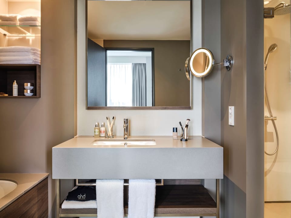 Suite (Prinzipal) | Bathroom | Hair dryer, towels, soap, shampoo