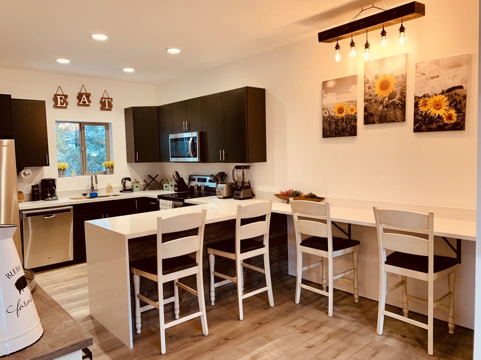 kitchen and Workspace/Breakfast bar