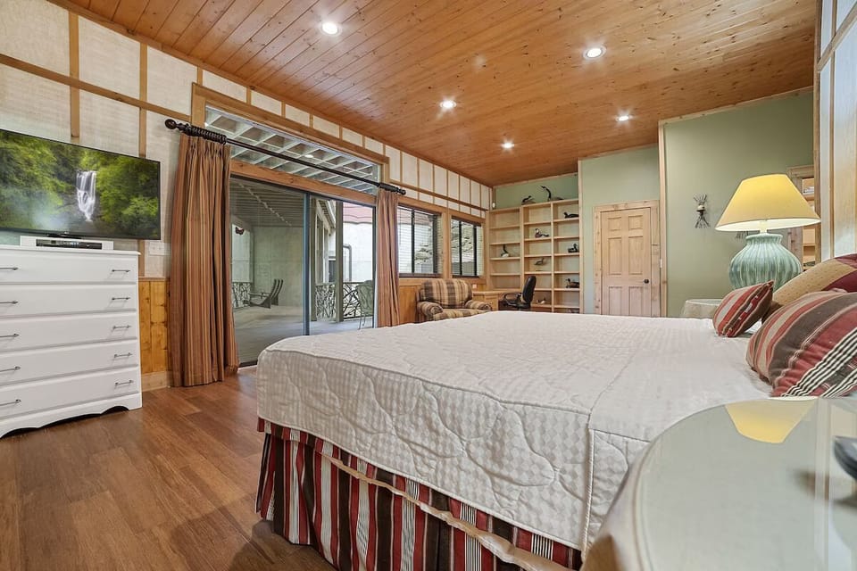 Downstairs master bedroom with ensuite bath and deck/jacuzzi access.