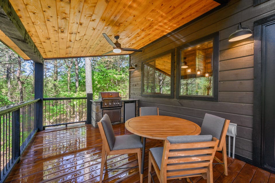Great outdoor kitchenette and dining!