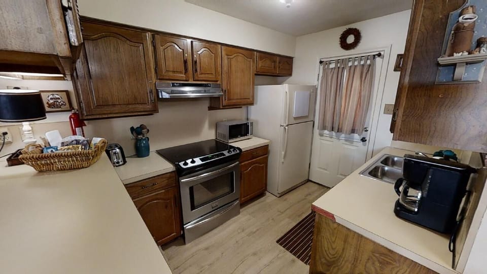 Your fully equipped kitchen features classic oak cabinetry, modern appliances, and ample counter space—perfect for whipping up your favorite meals during your stay.
