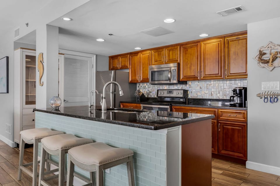 Breakfast bar with seating for 3.