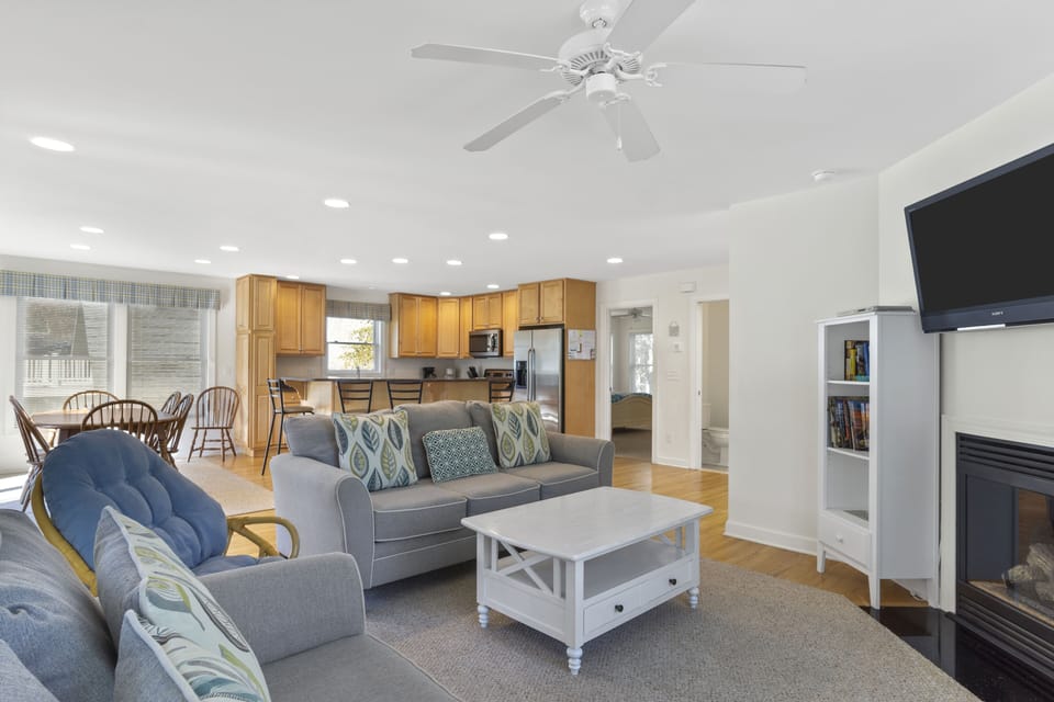 511 Doral Drive - Family Room - Large, open-concept family room featuring comfortable sofa seating, a cozy fireplace, and a large flat-screen TV for movie nights.