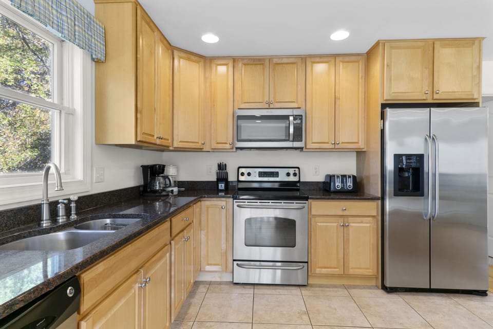 511 Doral Drive - Gourmet Kitchen - Well-appointed kitchen featuring light wood cabinetry, granite countertops, and stainless steel appliances, designed for easy meal preparation.