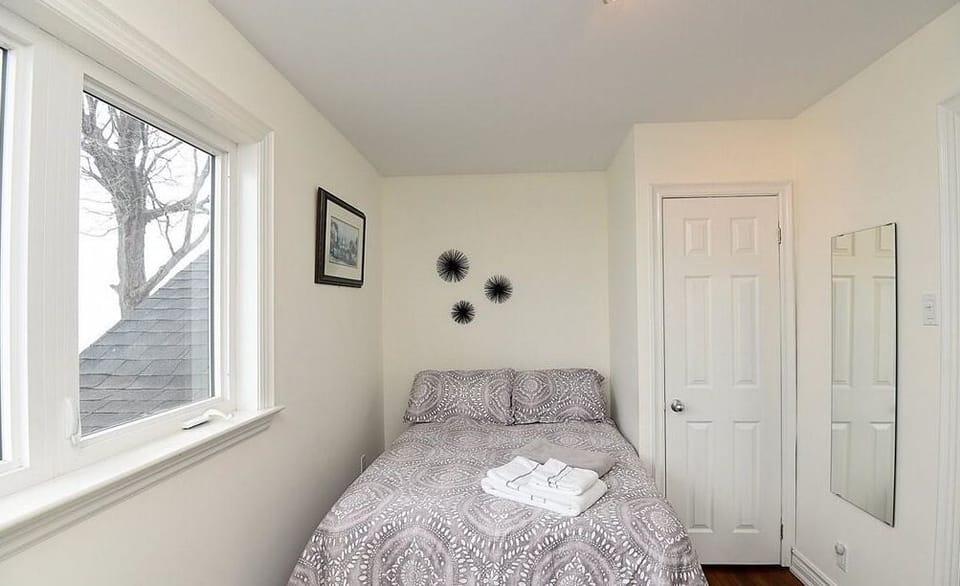 Second bedroom with double bed and 2 windows that face the water