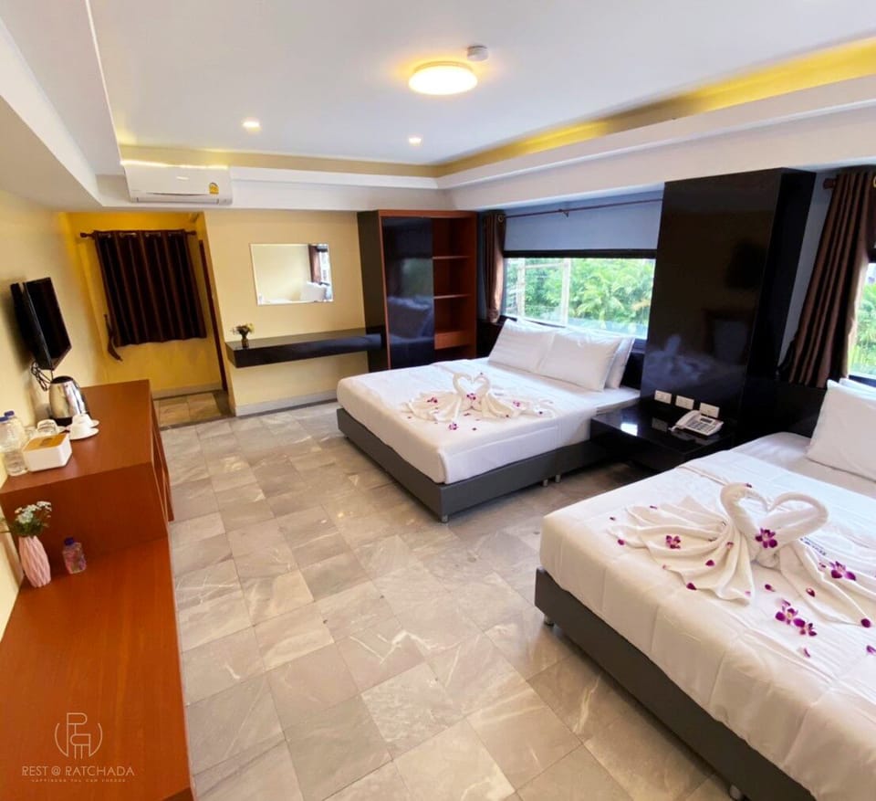 Family Double Room | In-room safe, desk, free WiFi, bed sheets