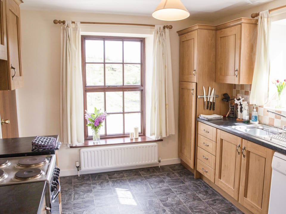 Cottage | Private kitchen | Dishwasher, cookware/dishes/utensils