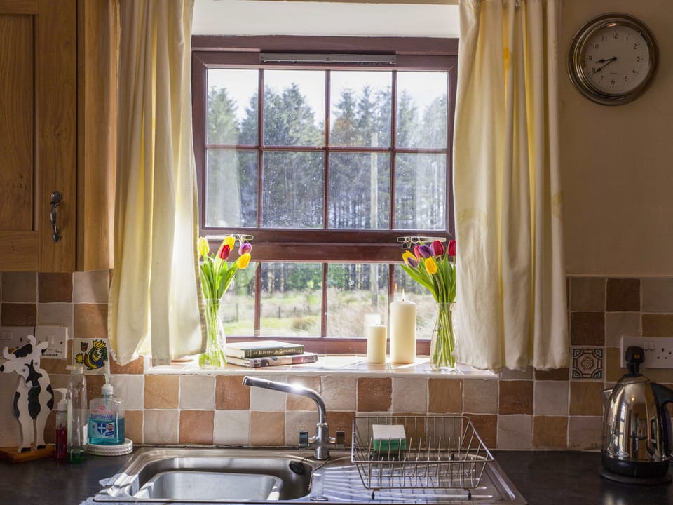 Cottage | Private kitchen | Dishwasher, cookware/dishes/utensils