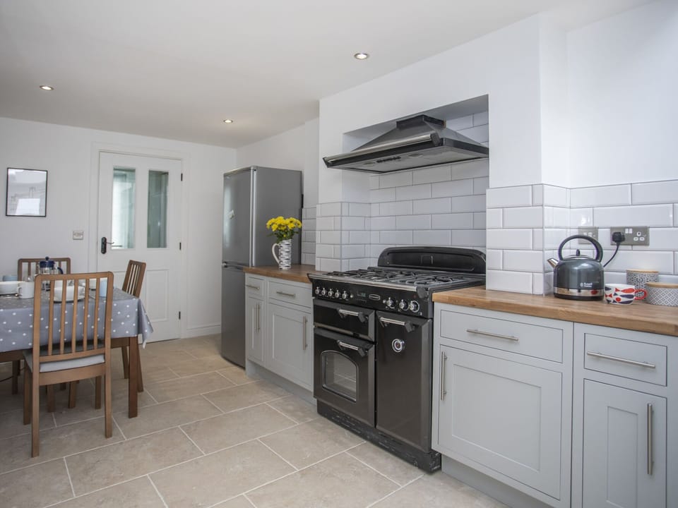 Cottage | Private kitchen | Fridge, dishwasher, cookware/dishes/utensils, dining tables