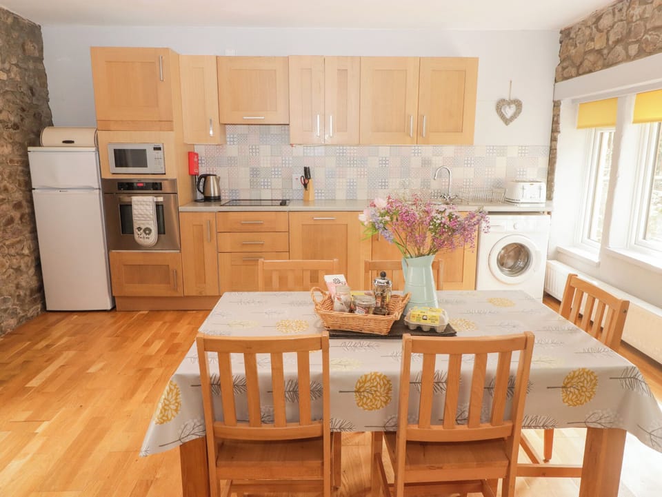 Cottage | Private kitchen | Fridge, microwave, dishwasher, electric kettle