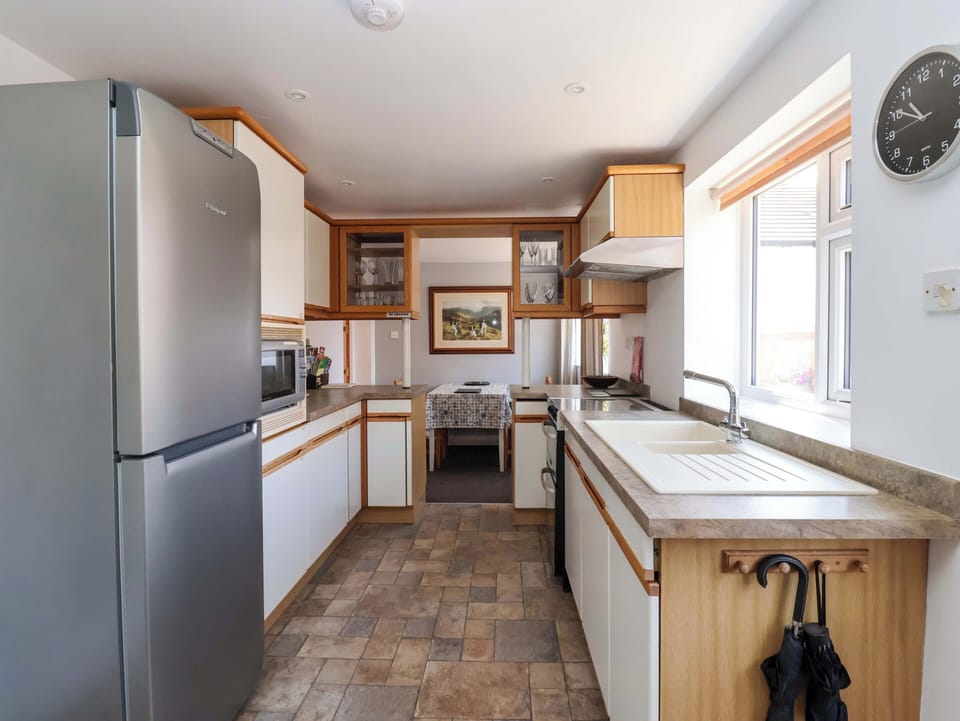 Cottage | Private kitchen | Fridge, microwave, dishwasher, electric kettle