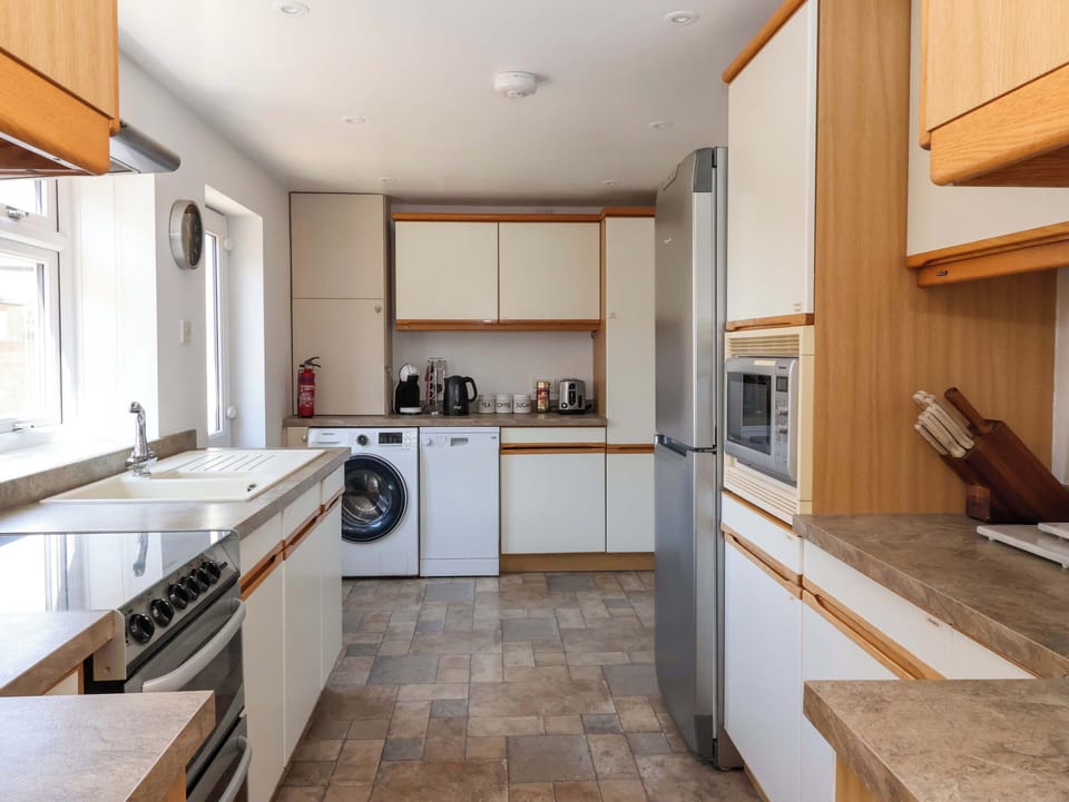 Cottage | Private kitchen | Fridge, microwave, dishwasher, electric kettle
