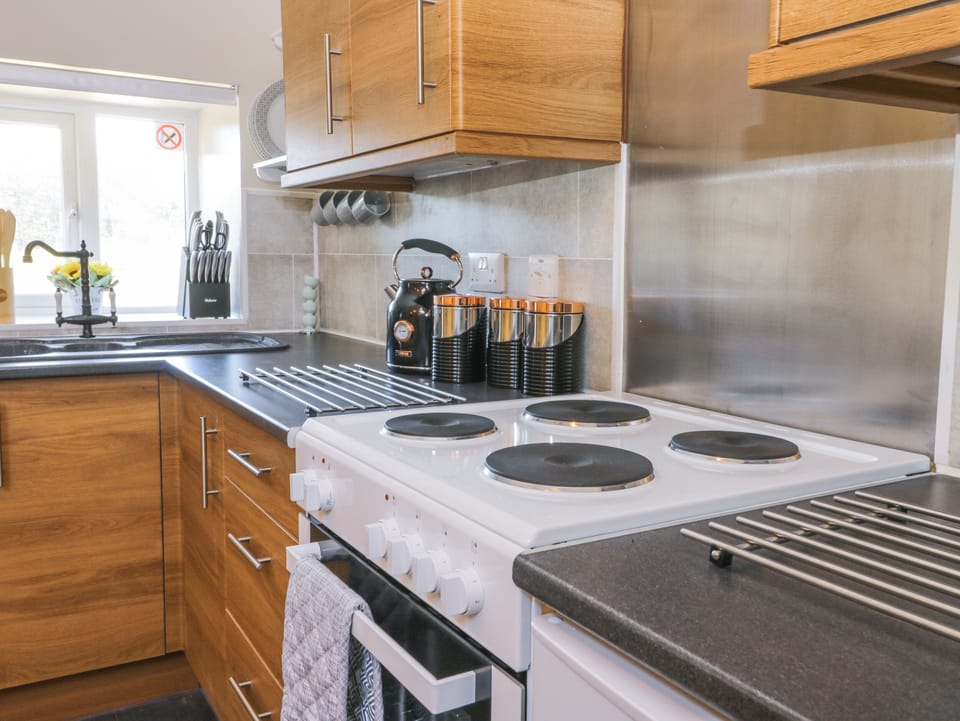 Cottage | Private kitchen | Fridge, microwave, electric kettle, toaster