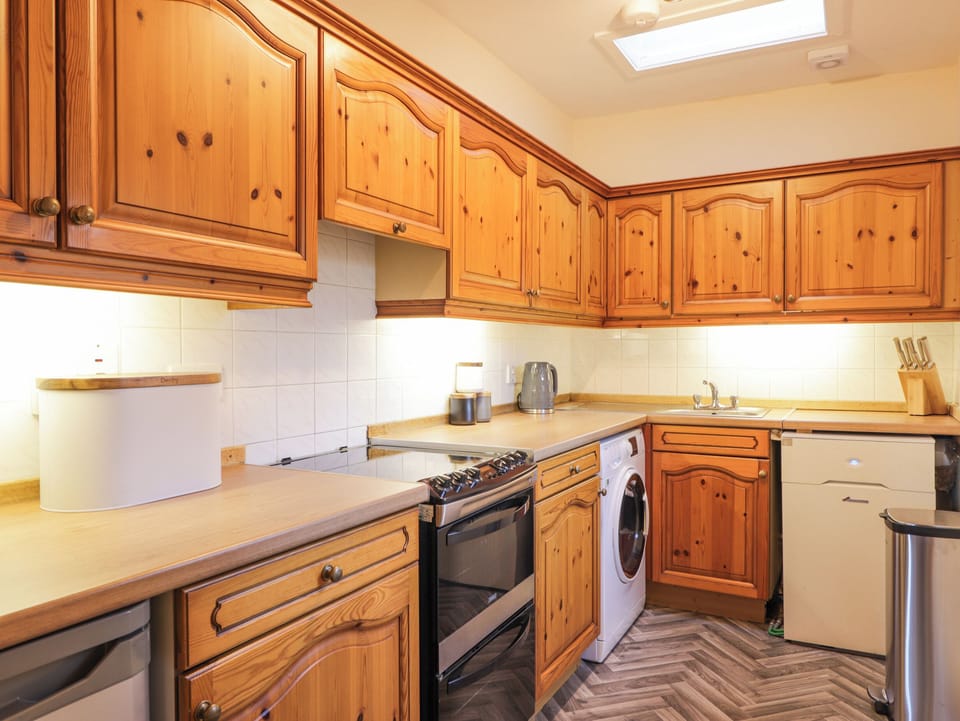 Cottage | Private kitchen | Fridge, dishwasher, electric kettle, toaster