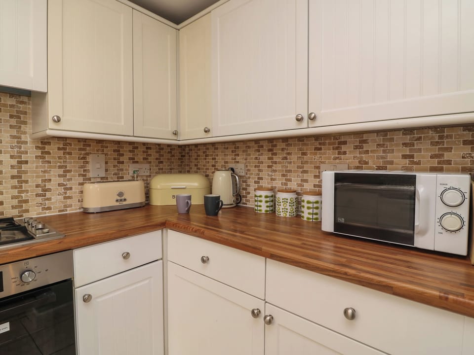 Cottage | Private kitchen | Fridge, microwave, dishwasher, electric kettle